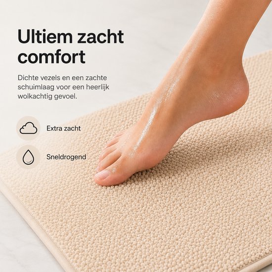 Voet op een zachte, beige badmat met dichte vezels.