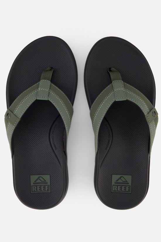 Zwarte slippers met olijfgroene banden, Reef logo op de zool.
