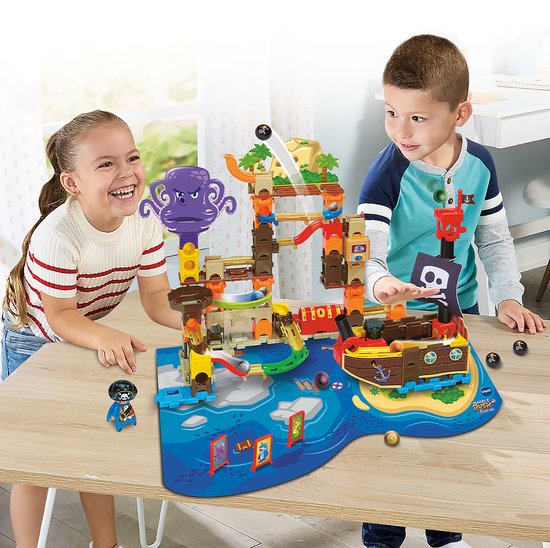 Twee kinderen spelen met de VTech Marble Rush Pirate Adventure Set op een tafel, met het piratenschip en de octopus.