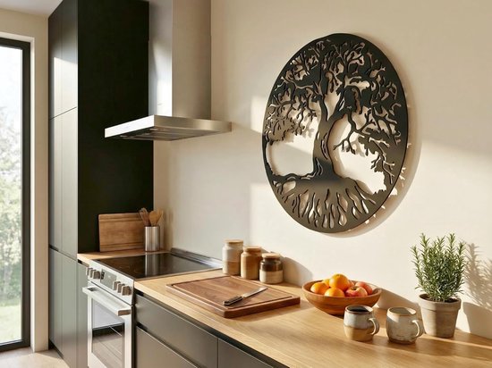 Zwarte levensboom wanddecoratie boven een aanrecht in een moderne keuken.