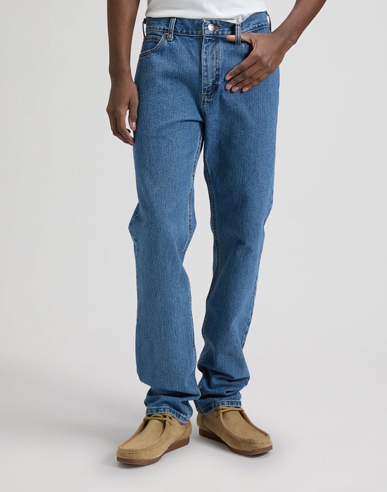 Close-up van een lichtblauwe jeans met klassieke zakken aan de voorkant.