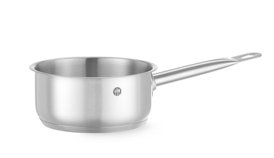 Een RVS steelpan met een lange steel en een logo op de zijkant.
