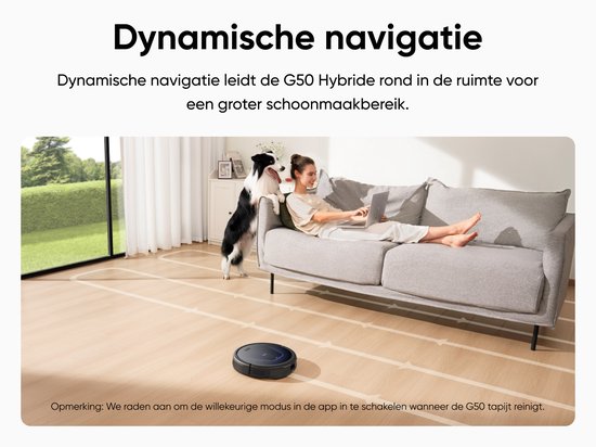 Zwarte robotstofzuiger met dynamische navigatie, op een houten vloer met een vrouw op een bank en een hond.