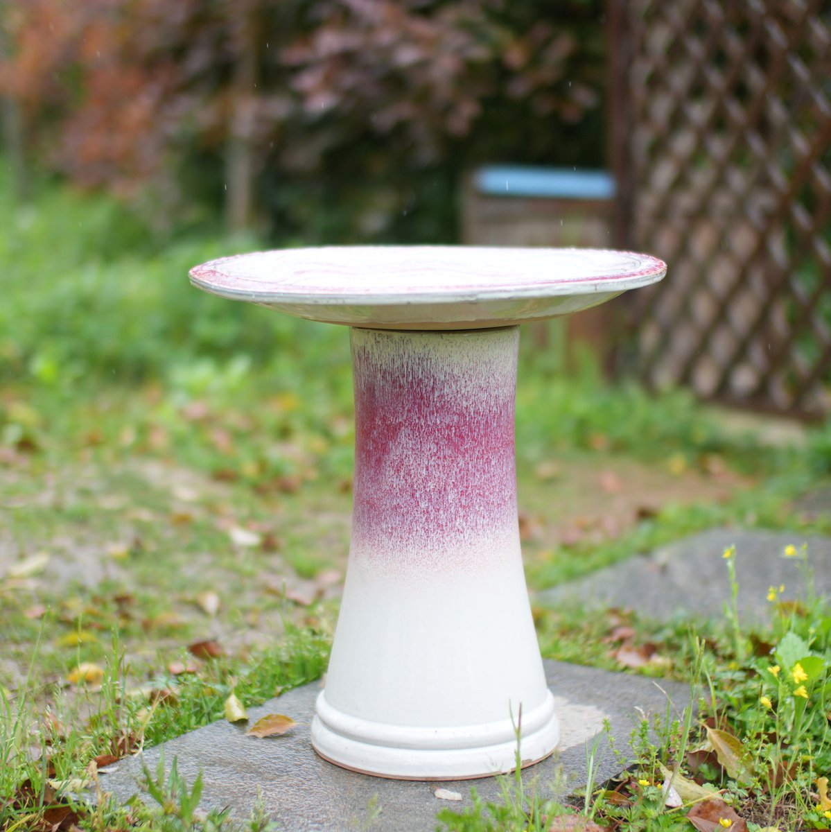 HAUSS SPOLE Tuinbeeld – Handgemaakt Vogelbad – 43 cm Diameter, 45 cm Hoog – Keramiek – Wit-Roze – Voor Tuin, Terras En Balkon