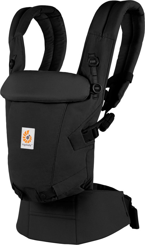 Zwarte Ergobaby draagzak met logo, schuin van voren gezien.