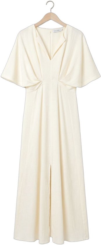 Robe écru en crêpe avec décolleté en V, manches chauve-souris courtes et fente à l'ourlet.