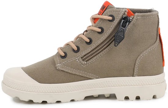 Groene Palladium kinder sneaker met oranje accenten, veters en rits.