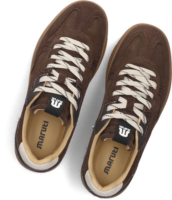 Paar bruine suède sneakers met witte veters.