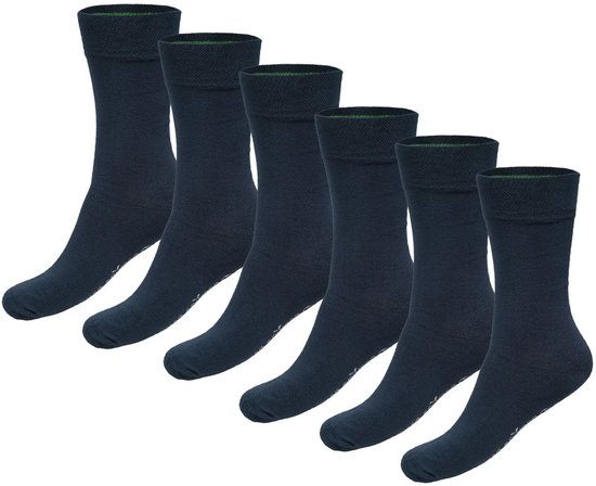 Zes paar donkerblauwe sokken met een subtiel geribbelde boord en een groene accentstreep aan de binnenzijde. De sokken hebben een gebreid patroon.