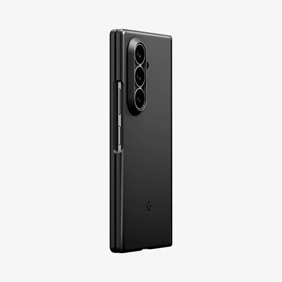 Zwarte Spigen Air Fit Pro MagFit hoes voor Samsung Galaxy Z Fold, van de zijkant gezien met de camera-eiland op de rug.