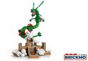 Groene LEGO Rayquaza met figuur en wolk-elementen op een stenen basis.