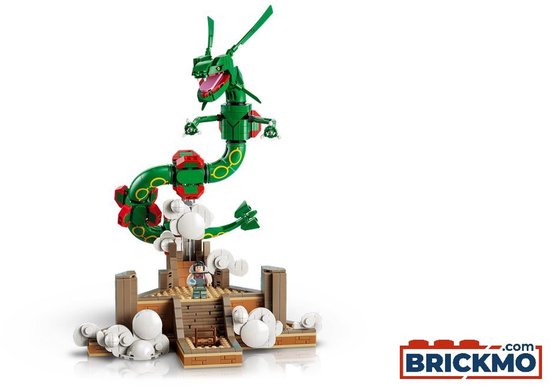 Groene LEGO Rayquaza met figuur en wolk-elementen op een stenen basis.