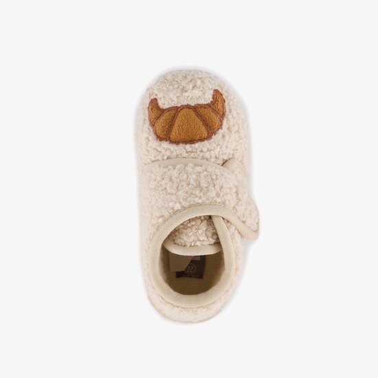 Beige, teddy slof met bruine croissant applicatie op de neus en klittenbandsluiting.
