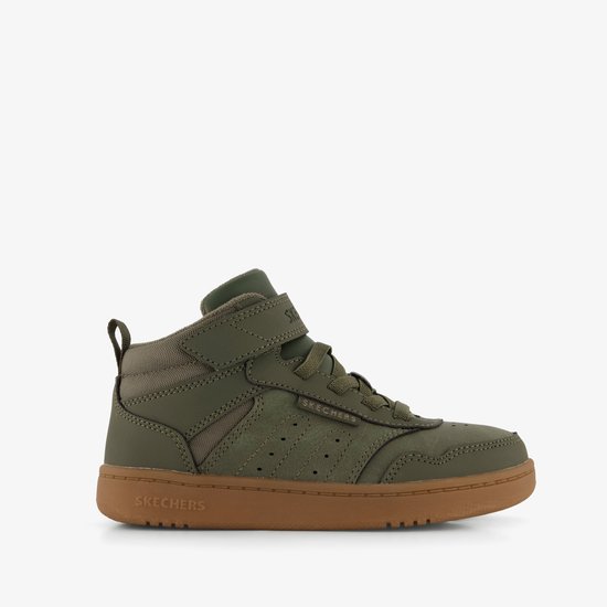 Groene Skechers mid-top sneakers met bruine zool en klittenbandsluiting.