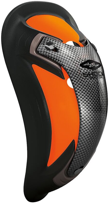 Zwarte en oranje kruisbeschermer met carbon-look accenten en 'Shock Doctor' logo.