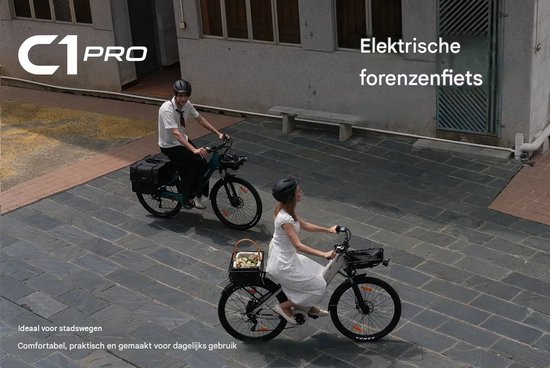 Stadsbeeld met twee personen op witte elektrische fietsen, één met fietstas, de ander met mand.