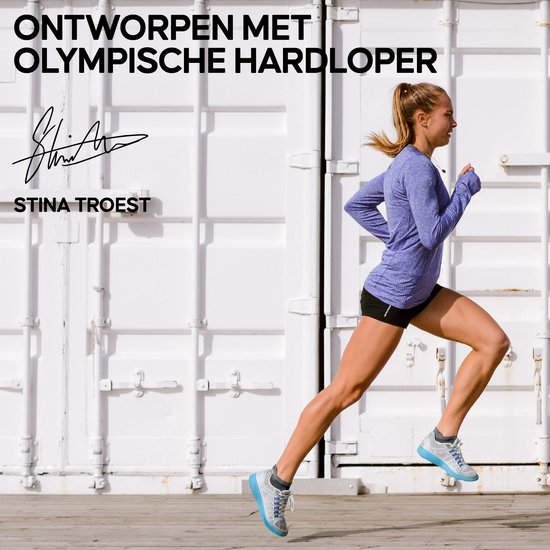 Olympische hardloper Stina Troest in een paarse top en zwarte short, rennend in een stedelijke omgeving.
