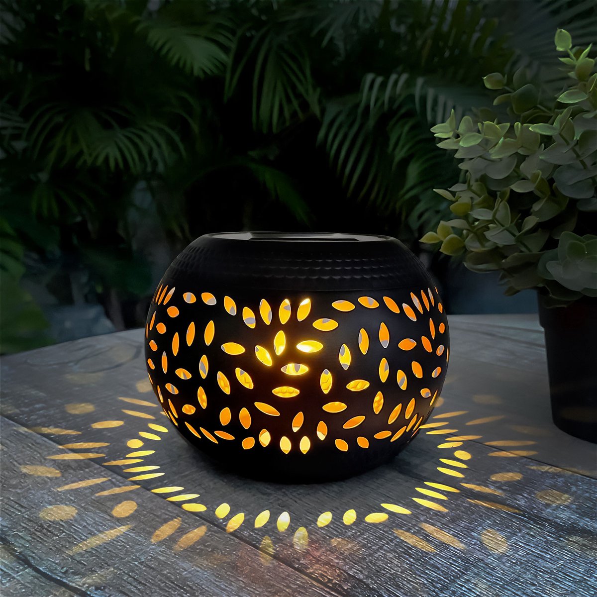 Solar Tuinlamp Met Vlameffect - Op Zonne-Energie - Decoratieve Buitenlamp - 12 Oranje LED's - Metaal - Ø15 x 11 cm - IP44 - Automatisch Aan/Uit - 6-8 Uur Brandduur - 360° Lichteffect [13010]