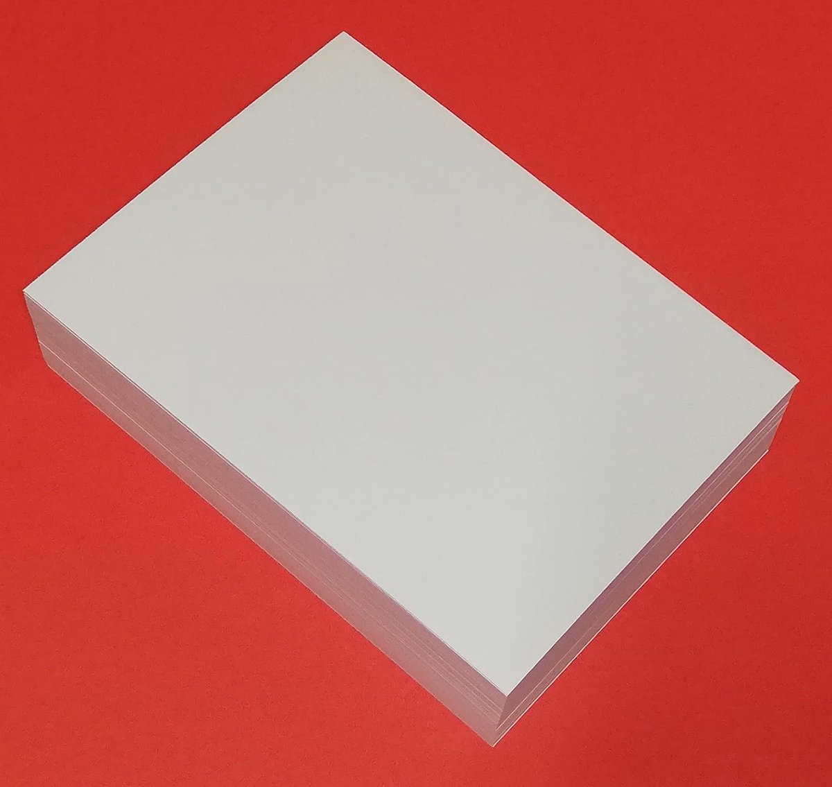 200 vellen dik wit papier 120 g. A6-formaat 10,5 x 14,5 cm. Voor laser- en inkjetafdrukken voor en achter