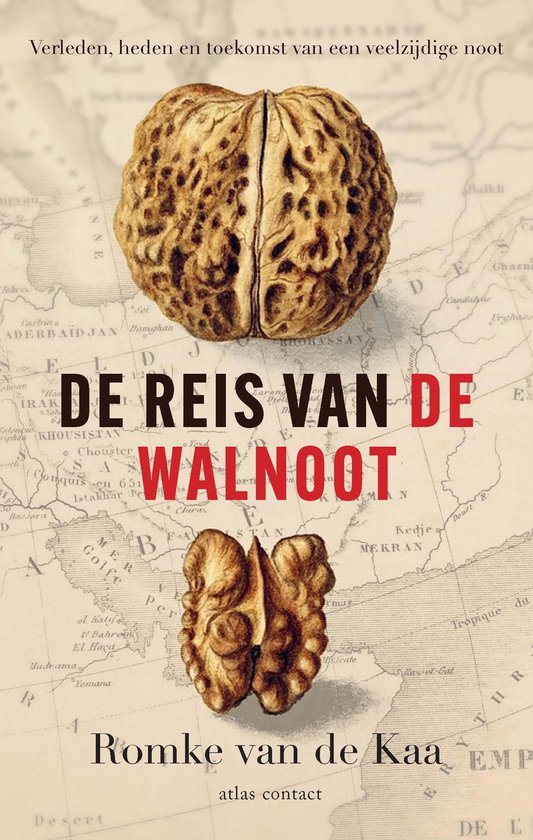 Een walnoot ligt bovenop de tekst "DE REIS VAN DE WALNOOT" op een kaart.