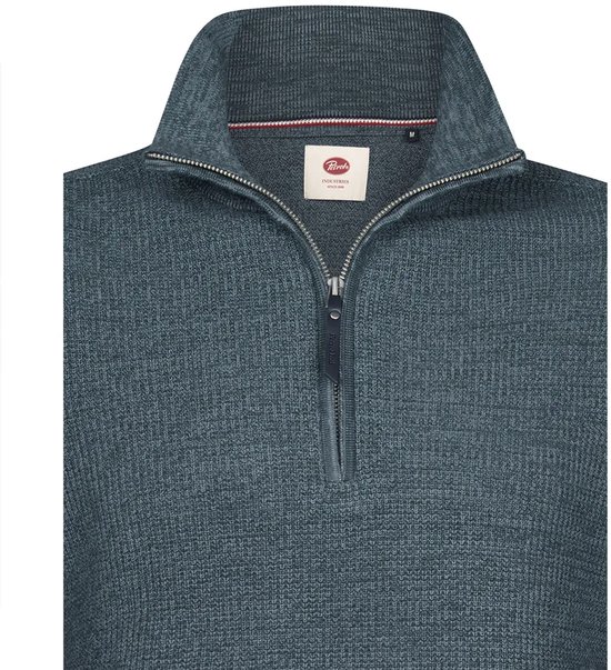 Gedetailleerde kraag en ritssluiting van een blauwe gemêleerde trui met label.