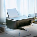 HP DeskJet printer met afmetingen van 30,4 cm hoog, 42,5 cm breed en 15,4 cm diep.
