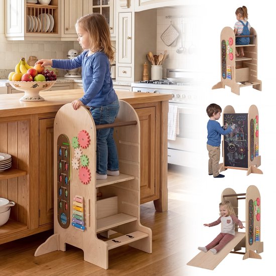 Houten keukentoren met opstapjes, tandwielen, xylofoon en een klein meisje dat fruit pakt.