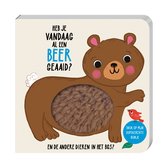 Een bruine beer met wangen en een vachtje in de buik. 'Heb je vandaag al een beer geaaid?' 'Druk op mijn superzachte buikje.'