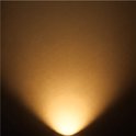 Warme, gouden lichtstraal die naar boven toe vervaagt op een donkere achtergrond.
