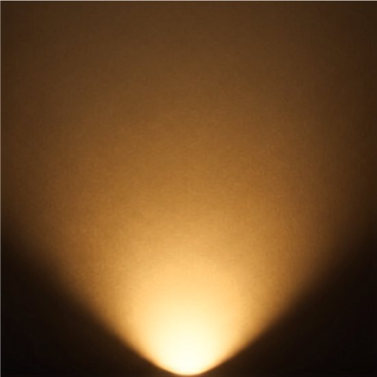 Warme, gouden lichtstraal die naar boven toe vervaagt op een donkere achtergrond.