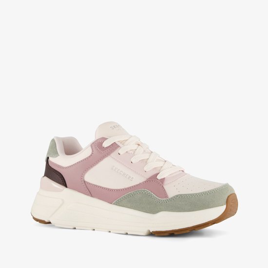 Lichtroze, beige en groene Skechers damessneakers met veters. Zicht op de zijkant van de schoen met logo.