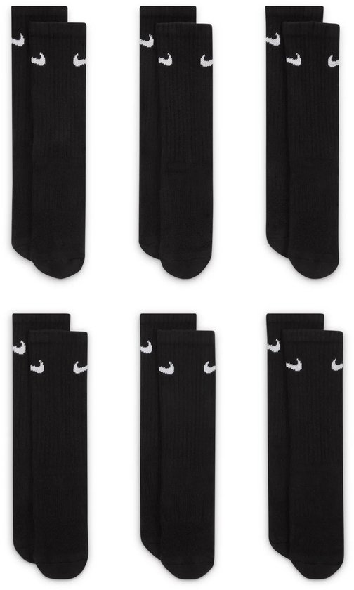Six paires de chaussettes Nike noires, chaque paire pliée ensemble avec un logo Nike blanc visible.