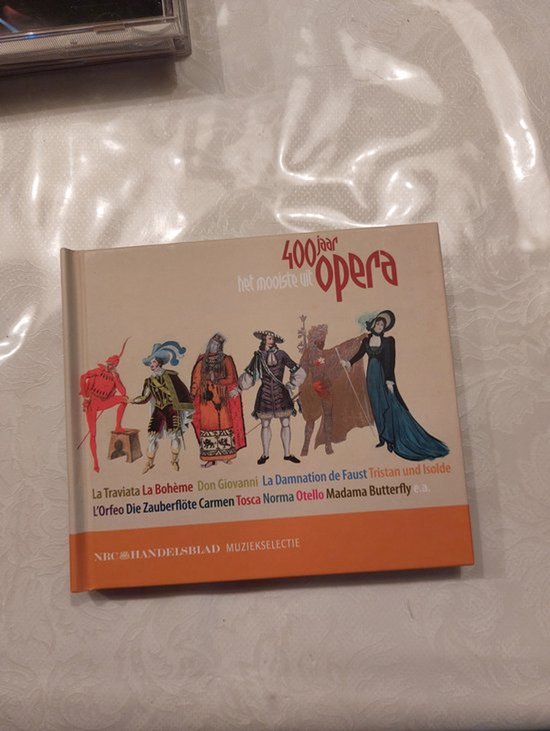 Boek met illustraties van operakarakters in kostuums. Titel: '400 jaar het mooiste uit opera'.