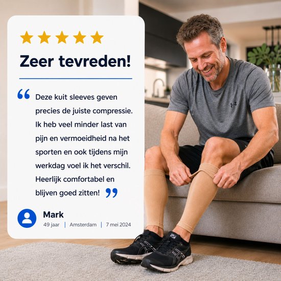 Een man zit op een bank en past een beige kuitcompressiemouw aan, met een lovende recensie op de achtergrond.