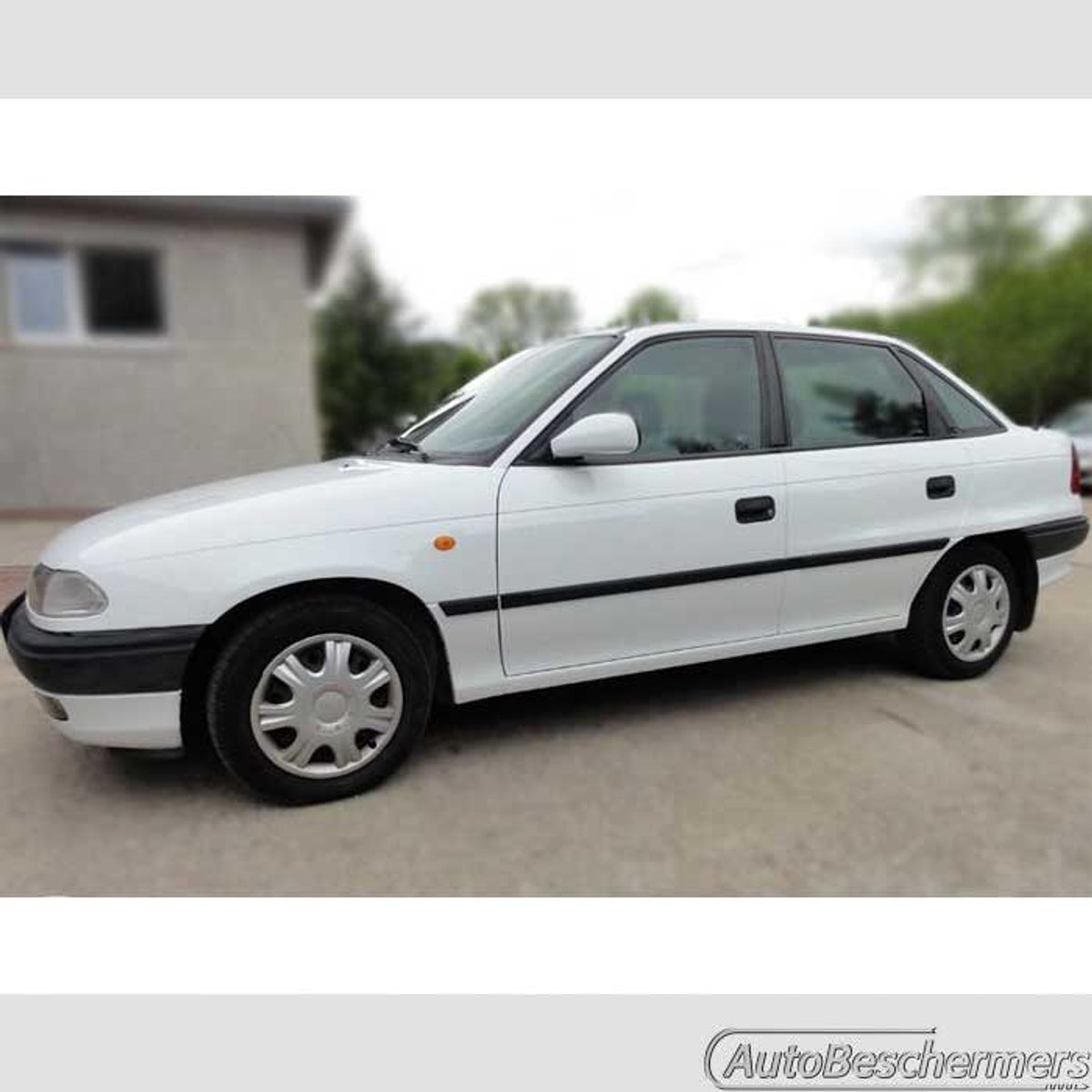 Stootlijsten set zwart voor Opel Astra F Hatchback/Sedan/Combi 1991-09.2002. De stootstrips zijn zelfklevend. Set a 4 stuks (#0010)