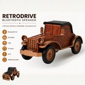 Retro Bluetooth speaker in de vorm van een houten auto met zwarte details, zoals de banden en het dak.