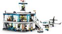LEGO City luchthaven met vliegtuig en passagiers, op een witte achtergrond.