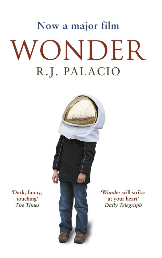 Jongen in donkere jas, spijkerbroek en helm met gouden vizier. Boekcover 'Wonder R.J. Palacio'.