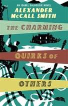 Boekcover: 'The Charming Quirks Of Others' door Alexander McCall Smith. Illustraties van een huis, bergen en schildersbenodigdheden.