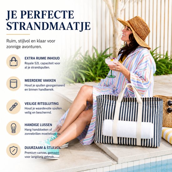 Vrouw met gestreepte kaftan en strooien hoed bij zwembad, naast blauw-wit gestreepte strandtas met handdoek.