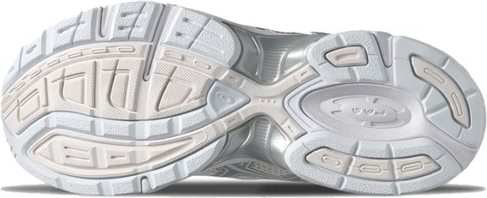 Onderkant van een witte Asics Gel-1130 sneaker met een lichtroze accent op de zool.