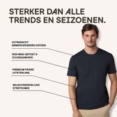 Man in donkerblauw t-shirt, met tekst "Sterker dan alle trends en seizoenen". Kenmerken: ultra zacht, 100x was-getest, premium frisse uitstraling, milieuvriendelijke stretchmix.