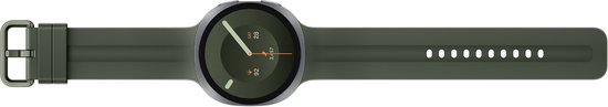 Groene smartwatch met ronde wijzerplaat. Toont de tijd, dag, datum, stappen en batterij.