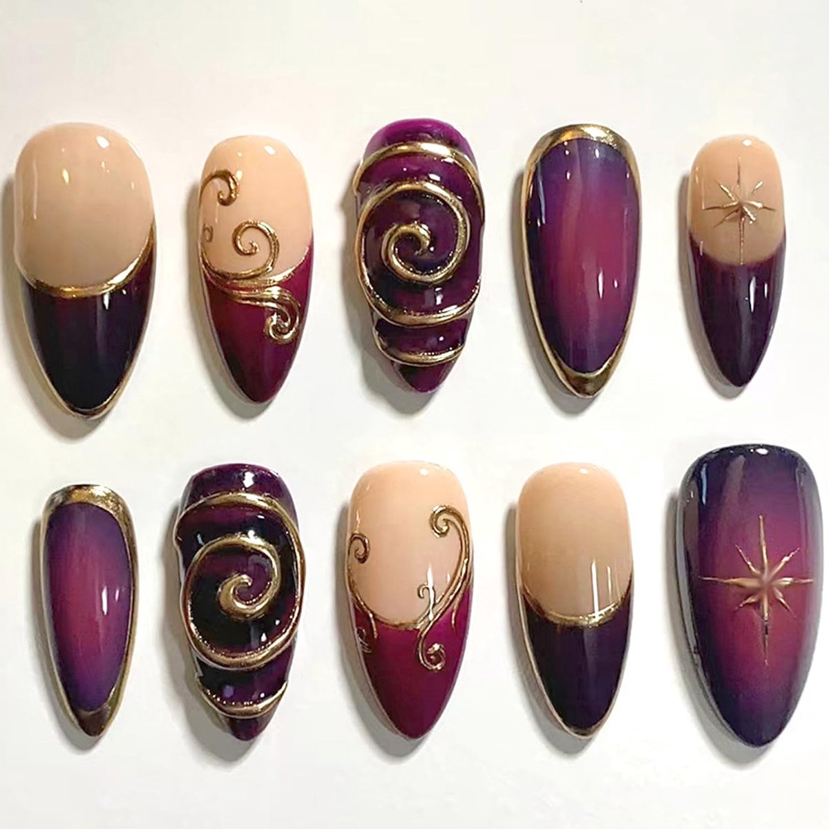 SnelShoppen - French Tip Zelfklevende Nagels 24 Stuks Medium Amandelvorm Paars Sterrenlicht 3D Gouden Lijn Design Glanzende Nepnagels Volledige Dekkin