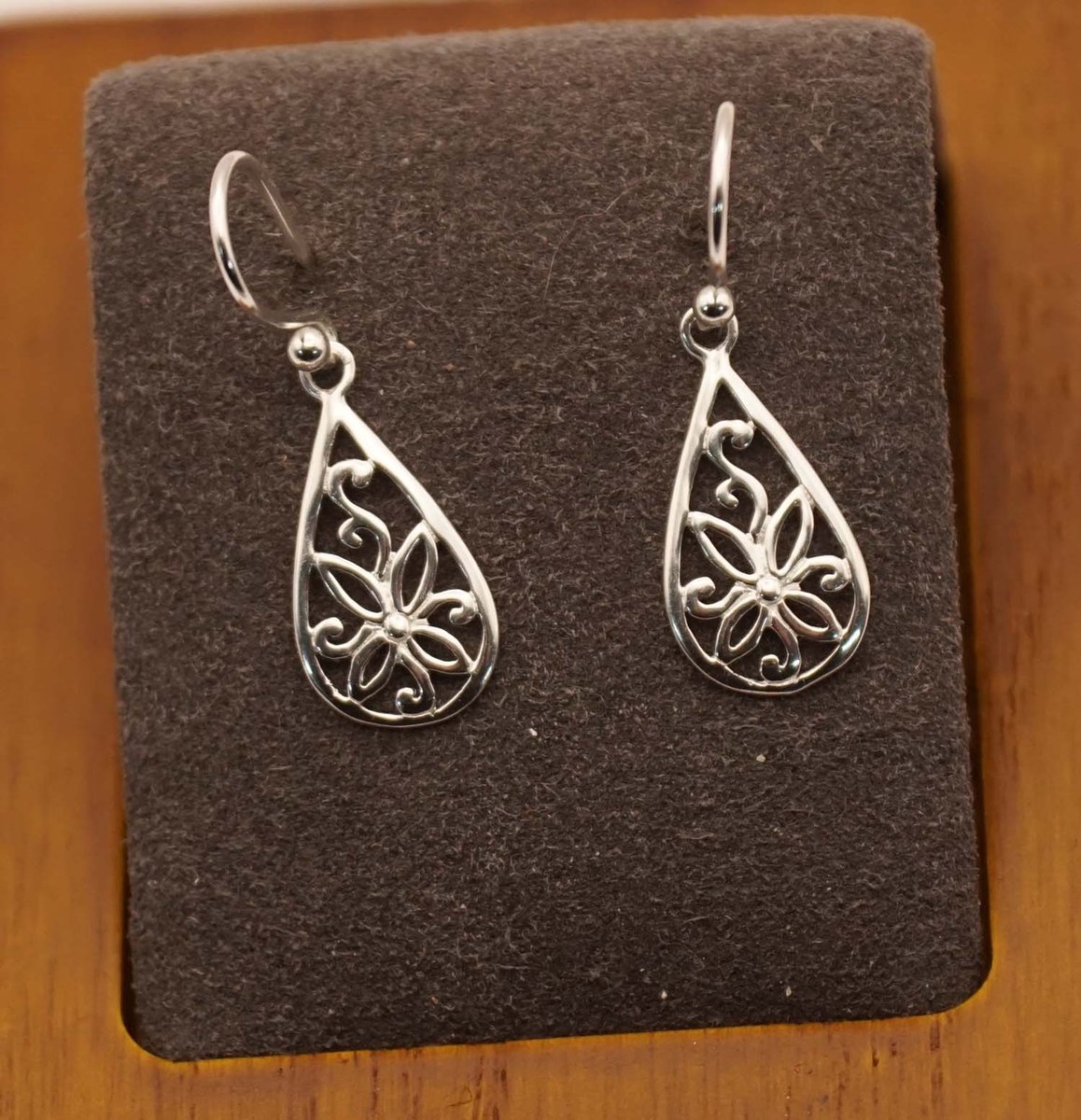 Sterling zilveren oorbellen druppelvorm met bloem erin - vrouwelijke zilveren oorbellen - bloemen oorbellen gemaakt van 925 zilver - leuke bloempjes oorhangers - oorbellen druppels