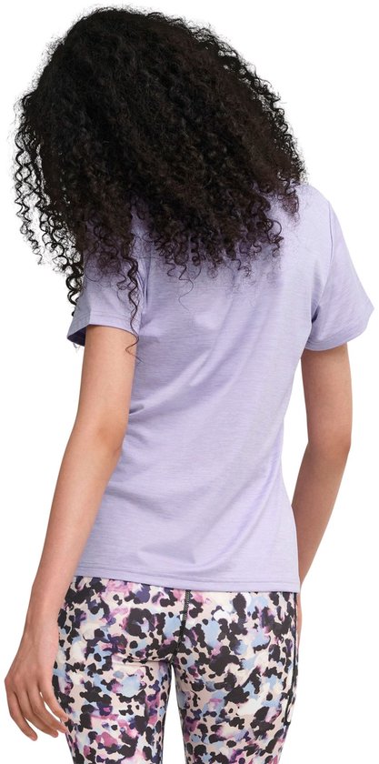 Model draagt een lichtpaars T-shirt en een legging met een veelkleurig abstract patroon. Zijaanzicht, van achteren gezien.