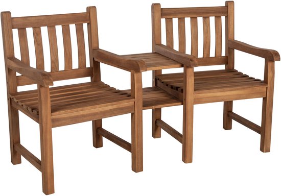 Tweezits houten tuinbank met een tafeltje, de voorkant op een witte achtergrond.