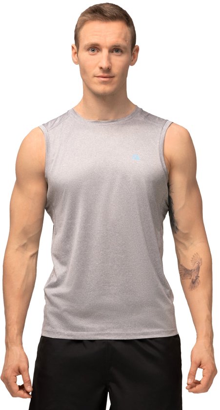 Homme portant un débardeur de sport gris chiné sans manches avec un petit logo bleu sur la poitrine.