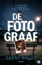 Boekomslag van "De Fotograaf" met op de voorgrond een bankje met daarop een bloederige foto van een vrouw, met op de achtergrond een avondlandschap met stadslichten.