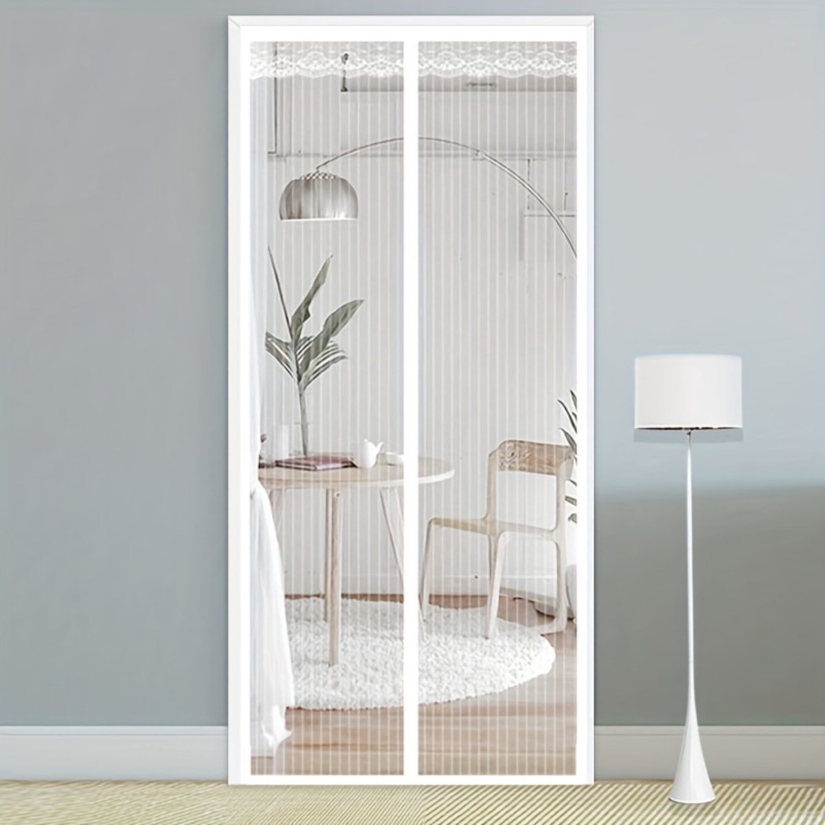 Een magnetische deur met een klamboe-ontwerp, voorzien van gestreepte kanten details, een magnetische sluiting van boven tot onder, automatische sluiting en bevestigingsmiddelen met haken en lussen,Wit 80x210cm